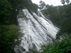 オシンコシンの滝は幅も広く雄大。立派な滝です。