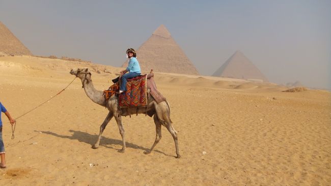 子供の頃からエジプトには憧れ続けていました。<br />いつかピラミッドに登りたい。<br />そしてラクダに乗りたいと。<br /><br />大人になるにつれ<br />「ナイル殺人事件」のようなイメージではなく<br />エジプトの現実を知るようになり<br />徐々にエジプトへの思いは薄れていったのですが<br />なぜか今回、急に滞在することになり<br />そして、ラクダに乗って<br />ギザのピラミッドを見学し<br />ピラミッドに少しだけ登ることが出来たのでした・・・。<br /><br />夢は見事叶ったわけです。<br /><br />ただし、エキゾチックでロマンティックという<br />ずっとずっと抱いていたイメージとはかなりかけ離れた<br />お笑い珍道中になってしまいました・・・（汗）。
