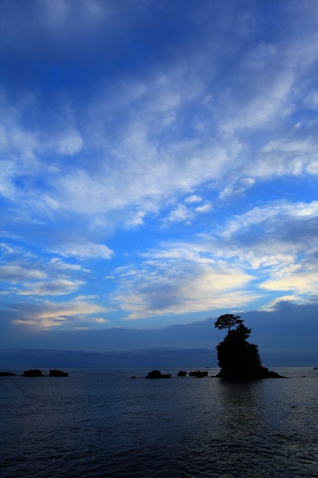 日本海の日の出が見たいと富山へ。<br /><br />あいにくの天気で朝焼けは見られませんでしたが久しぶりの富山を堪能しました。<br /><br /><br />雨晴海岸→道の駅/氷見→氷見魚市場食堂 海寶→瑞龍寺→金屋の町並み→菅野家住宅→旧高岡共立銀行本店→あんしんごはん→清水町配水塔資料館