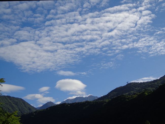 両親に連れられて、上高地&穂高へ。<br />山好きの両親だけど、もう年なので山登りは断念。<br />上高地から新穂高へ移動し、ロープウェイに乗り、景色を堪能。温泉につかり、おいしいものを食べて、ゆっくりのんびり旅行です。<br />