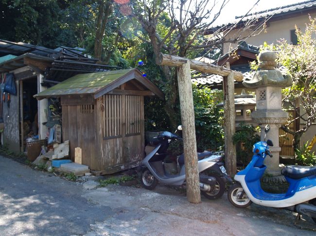 　亀ヶ谷坂切通を下りた勝縁寺谷にある天神の小祠と「新編鎌倉志」（貞享2年（1685年）に刊行）に記載されているが、これが鎌倉市扇ガ谷3にあった霊梅社のことであろう。菅原道真像が安置されていたというが、平成になって、近くの薬王寺ではなく、海蔵寺に移されて廃社になったのだという。<br />　霊梅社跡は亀ヶ谷坂から東に入ったところにあり、絵地図にはコートハウスが建っているあたりには「勝因寺」と記載されているが勝縁寺ヶ谷にあった寺である。しかし、コートハウスの東側の谷戸は江戸時代初期には勝因寺があった勝縁寺谷と認識されていたのであろう。谷戸の両側には比較的大きなやぐらが並んでいるが、勝因寺のやぐらだったのではあるまいか？<br />　現在の亀ヶ谷坂は峠の亀ヶ谷坂切通から真っ直ぐに、コートハウスの向かいにある延寿地蔵尊へと延びているが、この坂道は江戸時代中期以降に整備されたのであろう。「新編鎌倉志」にあるとおり、峠から左側に残る崖の下の道を通り、コートハウスの裏（東側）から霊梅社の前を通り、薬王寺方向に抜けていたのが亀ヶ谷坂切通だったのだろう。<br />　なお、勝縁寺谷の北側の尾根には、長寿寺横、第六天社裏山山頂、禅居院裏山と3つの石祠が建っている。これらは「新編鎌倉志」に記載されている天神の小祠ではないことは明らかである。また、禅居院裏山の尾根道にはやぐらも並んでいる。かつては、青梅聖天社から巨福呂坂切通を通って山ノ内方面へ、あるいは、青梅聖天社から泉谷（泉ケ谷）へ、青梅聖天社から覚賢塔がある多宝寺跡へ、青梅聖天社から禅居院へ、青梅聖天社から勝縁寺谷へ、青梅聖天社から岩窟不動へと移動していた。<br />　霊梅社には社殿造営寄附者芳名があるが、壱萬円とか壱萬六千円と寄付金額か記載されている。おそらくは戦後に社殿が造営されたのであろう。<br />（表紙写真は霊梅社跡の社殿）