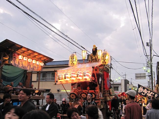 越谷の秋まつりは、江戸時代中期の元禄時代から伝わる、五穀豊穣を祝うお祭りです。<br />古い伝統と格式を伝える行列（御輿渡御・御輿還御）や、町内ごとの山車の巡行が歴史絵巻さながらに繰り広げられます。<br />また、ばかに賑わいをみせることから別名、「バカ祭り」でしられる久伊豆神社の大祭です。<br /> <br />最近は交通量の増加などで3年に1回の開催ですが、まつりの当日、越ヶ谷旧道は8台の山車が練り歩き、昼夜まつり一色に塗りつぶされます。<br /><br />日曜日は、朝から雨。午後になり雨も止み、夕方にビアンキを走らせ、越谷に到着しました。<br /> <br />