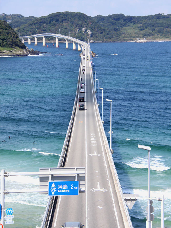 すっかり涼しくなって絶好のお出かけ日和の三連休。<br />娘の運転で山口県の北西端“角島”までいってきました。道中ではもちろん寄り道。<br />唐戸市場の食堂で朝ごはんを食べ、豊浦コスモスまつりでは満開のコスモス畑を散策しました。<br />写真はエメラルドグリーンの海を渡る角島大橋<br />