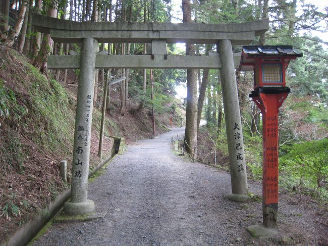 比叡山延暦寺。ずっと行きたいと思っていたがなかなか機会に恵まれず今回やっとこさ行って来た。<br /><br />日本一長い坂本ケーブルを使えば一気に上れる比叡山だが、ここはやはり苦労して登ってこそ！ということで、登山装備で登ることに。<br /><br />世界遺産だから登山道もきれいに整備されているだろうと、特に地図も持たずもより駅から歩いたのだが、まったく看板ナシ！<br /><br />いばら道を歩き、本当にあっているか？という不安との戦い。<br /><br />まさに修行そのものであった。<br /><br />なぜ、世界遺産なのにこんなことになっているのか。真相は旅行記にて。<br /><br />掲載する予定がなく、コンパクトデジカメで適当に撮ったので写真は期待できませぬ。比叡山を登りたい人のための道案内用にお使いください。