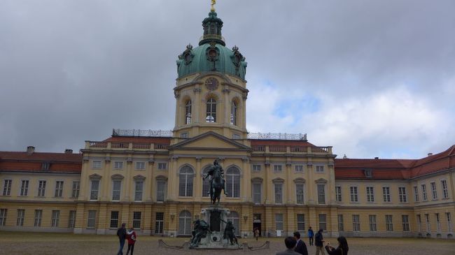ドイツ滞在最終日は、シャルロッテンブルク宮殿を訪問です。<br />ツォー駅始発のバスが出ています。ツォー駅・・マジで便利なところです。<br />あいにくの曇天・小雨がぱらつきます。9月中旬というのに寒い・・<br /><br />この宮殿、ドレスデン城・サンスーシ宮殿並に、豪華絢爛でした。<br />特に陶器の間は圧巻です。<br /><br />この宮殿訪問後は、ブランデンブルク門観光、そしてテーゲル空港からドイツを去りました。<br /><br />訪問中は、白人からさんざん、馬鹿にコケにされまくり、殴りかかリたくなりましたが、帰国して一ヶ月後・・また行ってみたくなりました。<br />今度はドイツ南部、ネルトリンゲンとかゲッティンゲン周囲でキャンプしたいものです。<br /><br />もしこの駄文日記を読んでいただいた方・・心から感謝申し上げます。