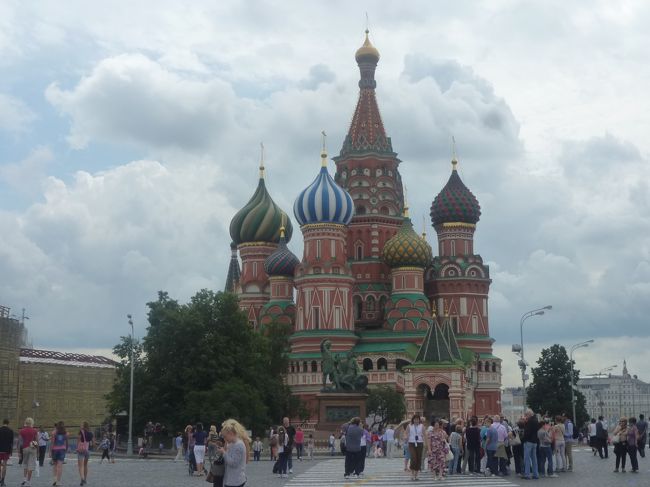 ＜まだ旅行記に手がついていない旅について、全行程の概要編を作成しました。詳細な旅行記については、順次アップデートしていく予定です＞<br /><br />7月の3連休にくっつけて1日有休がもらえるということで、以前より行ってみたかったロシア・モスクワに行くことにしました。<br /><br />ロシアは、ビザを取得するのが大変だけど、トランジットビザは比較的簡単に取れるらしいということを聞いて、乗り継ぎ時間を利用してモスクワを観光しようと考え、エアラインは、自動的にアエロフロートをチョイス<br /><br />せっかくなので、目的地も行ったことがない場所で、なるべくうまくトランジットタイムが取れるルートということで、色々検討した結果、バルト3国のうちのラトビアのリーガとリトアニアのビリニュスとなりました。<br /><br />今回の旅、モスクワでは、GWにリラの僧院ツアーでご一緒させていただいたモスクワ在住のご夫妻、そしてリーガでは、同僚の知人であるリーガ在住の方にとてもお世話になりました。ありがとうございます。<br /><br />【旅行記（予定）】<br />(1)ソウルを経由してモスクワへグルジア料理を堪能→http://4travel.jp/traveler/kana225/album/10688938<br />(2)バルト1国目ラトビアのリーガ→作成中<br />(3)バルト2国目リトアニアのビリニュス→作成中<br />(4)トランジットでモスクワ一日観光そして帰国→作成中<br /><br />【行程】<br />7/13 東京〜ソウル〜モスクワ<br />7/14 モスクワ〜リーガ<br />7/15 リーガ〜ビリニュス<br />7/16 ビリニュス〜モスクワ〜東京（翌日）<br /><br />【フライト】<br />13 JUL NH1161 Y 羽田 金浦0850 1115<br />13 JUL SU3891 Y インチョン モスクワ1345 1750<br />14 JUL SU3680 Y モスクワ リーガ0905 0950<br />16 JUL SU2109 Y ビリニュス モスクワ0540 0805<br />16 JUL SU 260 Y モスクワ 成田2000 1020(+1)<br />（NH：世一旅行社で手配したANAエコノミー割引航空券「ソウル〜東京〜鹿児島〜東京〜稚内〜東京〜ソウル」910,000W+Taxの残り）<br />（SU：アエロフロートのHPで購入した割引エコノミー航空券「ソウル〜モスクワ〜リーガ//ビリニュス〜モスクワ〜成田」US＄882＋Tax）<br /><br />【バス】<br />15 JUL リーガ ビリニュス 0255 0655<br />（バスターミナルで購入　9.1Lv）<br /><br />【宿泊】<br />7/13 モスクワMOSCOW CITY CENTER (EESTI AIRLINES) HOSTEL　ドミトリー<br />（www.Hostels.comで予約　91ルーブル）<br />7/15 ビリニュス　A−ホステル　ドミトリー<br />（現地手配　34Lt）