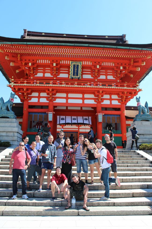 世界中のいろんな国から日本にやって来る旅行者たちと一緒に、東京から九州まで３週間かけてバス旅行をしました。<br /><br />今回の長期ツアーのきっかけは、フランスのシェフの卵ヨハンくん。<br /><br />「１ヶ月ほど日本に滞在するんだけど、料理をテーマに旅が出来たらいいなと考えているんだけど、助けてくれませんか？」とメールをもらい、各地の友人宅で、彼の手料理が披露できれば、作るほうも、作ってもらうほうも、楽しいかなと思って、承諾し、その他にも旅行参加希望者を募り、結局入れ替えなども含め、のべ２０人以上の世界中の旅行者が参加してくれました。<br /><br />やっぱ長期旅行は、共にする時間が長いだけに、旅の途中での出会いも多く、特に宿泊にお世話になったご家族の皆さんとの触れ合いは格別です。<br /><br /><br />【旅程】<br /><br />9月15日（土）：東京観光<br />9月16日～20日：富士山、忍者村等<br />9月21日～23日：京丹後<br />9月24日～28日：京都・大阪<br />9月29日～30日：兵庫<br />10月1日～4日：広島、福岡<br />10月5日～6日：大分<br />10月7日～9日：静岡へ向けて帰路旅<br /><br /><br />※参加してくれた世界の旅行者たち紹介<br />http://www.facebook.com/pages/Japan-Highlight-Trip-2012915-1010/335269259900897