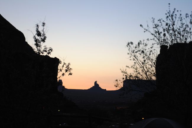 2012年 4月29日　<br /><br />UT-261 にあるモキダグウエイから今晩の宿泊地<br />モニュメントバレイまでのドライブの様子です。<br /><br />夕暮れのミューリーポイント<br />見渡す限り 荒野の広がる風景と<br />美しい夕焼け色が強く印象に残りました。<br />