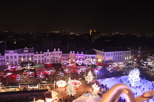 オランダ南部マーストリヒトMaastricht郊外の町ファルケンブルグValkenburg aan de Geulの洞窟クリスマスマーケットに行ってきました。<br /><br />毎年世界中から125,000人もの客が訪れるそうです。洞窟マーケットは Fluweelengrot と Gemeentegrot の2か所があります。<br /><br />14時過ぎに到着したところ洞窟近くの駐車場はもういっぱいになっていて、15分ほど歩いた街はずれにやっと空きを見つけました。<br /><br />チケット売場の混雑状態がわからず並ぶのがめんどうだからと、インフォで唯一売ってる2カ所セットを買ってしまって失敗しました。<br />入ってみると1カ所で十分満足してしまい、もう一つの方にまた並ぶ気がせずチケットを無駄にしてしまいました。<br />また、チケットは洞窟前に売り場があり複数人で並んでいれば誰かが買いに行くことはできます。<br />独りの時は先に買ってから列に並んだ方がいいかも。<br /><br />マーケットになっているこの洞窟は採石場跡で、その壁をくりぬいたところにお店を並べているそうです。<br />洞窟の中はいつも10度前後ということで、寒い中45分ほど並んだため、外との温度差があってカメラのレンズが曇ってしまいました。<br /><br />けっこうあっと言う間に見学をしてしまったので、帰りにオランダでは珍しい美食の街マーストリヒトのクリスマスマーケットにも寄ってみました。<br /><br /><br />写真はマーストリヒトのマーケットにあった観覧車から撮影。