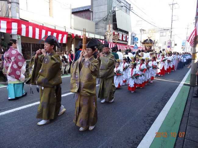 ５年ぶりとなった越谷市の久伊豆神社のお祭りでした。<br />久伊豆神社より神輿がでて（神様が祭られているのでもみません）<br />その後を８町８台の山車が行列します。<br />山車にはお囃子と共に・素戔鳴尊・神武天皇・楠木正成・鐘馗･日本武尊・弁慶・龍神　の人形が飾られています。<br />賑やかさには欠けるかもしれませんが、この静々としたお祭りが好きです。