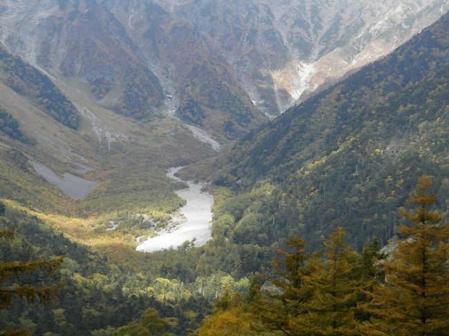 上高地は、長野県西部の飛騨山脈南部の梓川上流の景勝地で有名です。<br />中部山岳国立公園の一部ともなっていて、国の文化財「特別名勝・特別天然記念物」に指定されています。<br />標高は約１，５００ｍ。全域の所在地は松本市である。<br />上高地は、飛騨山脈の北アルプスの谷間の梓川流域に有る。<br />大正池から横尾までの前後約１０ｋｍ、幅最大約１ｋｍの堆積平野で有る。<br />かつて岐阜県側に流れていた梓川が、焼岳火山群の白谷山の噴火活動によってせき止められ池が生じた。<br />そこに土砂が堆積して生まれたと考えられている。<br />狭義にはこの平野のうち、観光名所として知られる河童橋の周辺だけを指す場合もある。<br />しかし、この高度でこれほどの広さの平坦地は、日本では他に例が少ない。<br />気候的に山地帯と亜高山帯針葉樹林の境界線付近の高度に位置している。<br />ブナ・ミズナラ・シナノキ・ウラジロモミ・シラビソ・トウヒなど、両者の森林の要素が混在している。<br />更にヤナギ類やカラマツを中心とする河川林や湿原が広がるなど、豊かな植生で知られている。<br />最終氷期（ウルム氷期）には、上高地の上部に位置する槍沢と涸沢には山岳氷河が発達していて、<br />もっとも拡大した時期には氷河の末端が上高地最深部の横尾にまで達していたと考えられている。<br />現在も氷河によって形成されたカール地形が残っている。<br />気候は亜寒帯湿潤気候である。<br />1月の平均気温は-7.7℃、最低気温は-20℃を下回り非常に寒さが厳しい。<br />一方、8月の平均気温は19.7℃で日中でも22℃ほどにしかならず夏季はかなり涼しい。<br />上高地の生物は梓川や大正池には渡りをしないマガモが住んでおり、ほとんどの個体は人を恐れない。<br />又、ニホンザルも通年住んでおり、冬季は下北半島の北限ニホンザルよりも厳しい条件である地で越冬する猿だ。<br /><br />