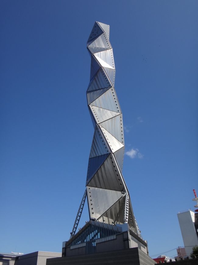 東京から約100km、水戸市制100周年を記念して建てられた100mの塔。<br />芸術館全体の総工費は約100億円とも。<br /><br />1990年に完成した『水戸芸術館』<br />総合プロデュースは建築家『磯崎新』(ｲｿｻﾞｷｱﾗﾀ)<br />建築芸術の極みともいわれる施設を見てきました。<br /><br />館内見学ツァー（大人500円、喫茶券付き）<br /><br />『水戸芸術館』TEL029-227-8111<br />http://www.arttowermito.or.jp<br /><br />
