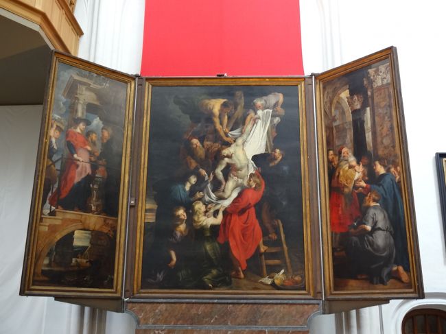 フランダースの犬で主人公ネロとパトラッシュが最期に見た絵画<br />Peter Paul Rubens（ピーテル・パウル・ルーベンス）の<br />The Elevation of the Cross（キリストの昇架）<br />The Descent of the Cross（キリストの降架）の2枚が<br />どーしても見たくなり、急遽ベルギー・アントワープのOnze Lieve Vrouwe Kathedraal（ノートルダム大聖堂）を目指し、まずはオランダ・アムステルダムへ。<br /><br />「ライクス・ミュージアム」でお馴染みのアムステルダム・国立美術館でRembrandt Harmensz. van Rijn（レンブラント・ファン・レイン）の「夜警」、Johannes Vermeer（ヨハン・フェルメール）の「牛乳を注ぐ女」を鑑賞。<br /><br />その後、Thalysでベルギーへ。<br /><br />「世界で最も美しい広場」で知られ、世界遺産でもあるGrand Place（グラン・プラス）のあるブリュッセル、「屋根のない博物館」で知られる中世の運河の都「ブリュージュ」を堪能し、最後はAntwerpen（アントワープ）で〆たオランダ・ベルギーの旅♪