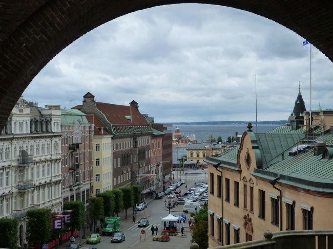ヘルシンボリ。<br />１６７５年から１６７９年にかけてデンマークとスウェーデンの間で行われたスコーネ戦争により、町の大部分が廃墟になりました。<br />１４世紀後半から１５世紀に築かれたシェールナンの城跡と塔が残っています。<br />