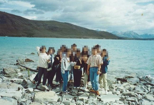 人手配の海外1人旅とか、マニアックな国内の旅を好む私ですが、<br /><br />20年以上前は、柄にもなく団体旅行や出張で海外に行くこともありました。<br /><br />今回は、2度めのニュージーランドの旅をご紹介します。<br /><br />1993年1月、ある企業の研修旅行で訪問しました。<br /><br /><br />≪全行程≫<br /><br />１日目：午前、貸切バスで大阪から名古屋へ。　　　<br />　　　　夕方、名古屋→オークランド　　[ニュージーランド航空]<br />２日目：朝、オークランド着。<br />　　　　午前、オークランド→クライストチャーチ[ニュージーランド航空]<br />　　　　午後、研修＆クライストチャーチ市内散策。<br />３日目：終日、マウントクック観光。<br />４日目：午前、研修。<br />　　　　昼、クライストチャーチ→ウエリントン　[ニュージーランド航空]<br />　　　　午後、ウエリントン→ハミルトン　　　　[ニュージーランド航空]<br />　　　　着後、研修。<br />５日目：終日、研修。　<br />６日目：午前、貸切バスでオークランドへ。<br />　　　　午後、研修。<br />７日目：終日、研修。<br />８日目：朝、オークランド→名古屋　　[ニュージーランド航空]<br />　　　　夕方、貸切バスで大阪へ。<br /><br /><br /><br />★90年代の海外シリーズ<br /><br />オーストリア(1990）<br />http://4travel.jp/traveler/satorumo/album/10511830/<br />チェコ（1990）<br />http://4travel.jp/traveler/satorumo/album/10511975/<br />ハンガリー（1990）<br />http://4travel.jp/traveler/satorumo/album/10512253/<br />ギリシャ（1990）<br />http://4travel.jp/traveler/satorumo/album/10512561/<br />エジプト（1990）<br />http://4travel.jp/traveler/satorumo/album/10512852/<br />http://4travel.jp/traveler/satorumo/album/10513398/<br />http://4travel.jp/traveler/satorumo/album/10514025/<br />http://4travel.jp/traveler/satorumo/album/10514368/<br />韓国(1990）<br />http://4travel.jp/traveler/satorumo/album/10516525/<br />ニュージーランド(1990）<br />http://4travel.jp/traveler/satorumo/album/10518424/<br />ポーランド(1990）<br />http://4travel.jp/traveler/satorumo/album/10562410/<br />http://4travel.jp/traveler/satorumo/album/10562632/<br />ルーマニア(1991）<br />http://4travel.jp/traveler/satorumo/album/10562900/<br />メキシコ（1991）<br />http://4travel.jp/traveler/satorumo/album/10563919/<br />ネパール（1992）<br />http://4travel.jp/traveler/satorumo/album/10565612/<br />http://4travel.jp/traveler/satorumo/album/10565635/<br />ハワイ(1992）<br />http://4travel.jp/traveler/satorumo/album/10578292/ <br />ニュージーランド（1993）<br />http://4travel.jp/traveler/satorumo/album/10716471/<br />ブラジル(1993）<br />http://4travel.jp/traveler/satorumo/album/10580074/<br />http://4travel.jp/traveler/satorumo/album/10580853/<br />http://4travel.jp/traveler/satorumo/album/10581088/ <br />アルゼンチン（1993）<br />http://4travel.jp/traveler/satorumo/album/10581301/<br />アメリカ（1993）<br />http://4travel.jp/traveler/satorumo/album/10582002<br />オーストラリア(1994）<br />http://4travel.jp/traveler/satorumo/album/10583544/<br />http://4travel.jp/traveler/satorumo/album/10583552/<br />アメリカ（1994）<br />http://4travel.jp/traveler/satorumo/album/10584932/<br />オランダ（1994）<br />http://4travel.jp/traveler/satorumo/album/10585181/<br />イスラエル（1994）<br />http://4travel.jp/traveler/satorumo/album/10585846 <br />http://4travel.jp/traveler/satorumo/album/10586168 <br />チュニジア（1994）<br />http://4travel.jp/traveler/satorumo/album/10586432/<br />http://4travel.jp/traveler/satorumo/album/10586699 <br />
