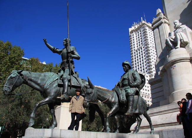 スペイン広場のセルバンテスとドン・キホーテ像　　2007.10.28<br />Statues of Cervantes and Don Quijote in Plaza de Espana/Madrid <br /><br />スペインの旅8日間　　　2007年10月27日（土）?11月3日<br />JTBオーレ・エスパーニャ８（マドリード、コルドバ、セヴィージャ、グラナダ、ミハス、マラガ、バルセロナ）<br />このハイライト版は下記の５つの旅行記を再編集してスペイン・ツアーの全容を短時間で見られるスライドショー風に仕立てたもので、いわゆるリメイク版です。<br />http://4travel.jp/traveler/810766/album/10525989/マドリード<br />http://4travel.jp/traveler/810766/album/10526555/コルドバ<br />http://4travel.jp/traveler/810766/album/10527521/セヴィージャ<br />http://4travel.jp/traveler/810766/album/10535831/グラナダ<br />http://4travel.jp/traveler/810766/album/10538639/バルセロナ<br /><br />はじめに<br />ヨーロッパの主要国は出張や旅行で何度も訪れていますが、スペインは今回の家族旅行が初めてです。自動車会社勤務の私にとって、スペインは仕事で行く機会がなかったのが主な理由です。<br />私は初めての国へ行くときには団体ツアーに参加することにしていますが、それは不案内な国・地域では、それが旅行を楽しむという目的に最も適切に対応できるからで、割高な旅行費用は二の次に考えています。今回は家族旅行なので尚更です。<br />JTBの定番商品である「オーレ・エスパーニャ８」は結果的に家族にとって他のツアー参加者との交流ができたり、また多くの観光スポットを効率よく見学できたりしてよかったと思います。<br />また好天に恵まれ、後半には白い雲が見たくなったほどで、一度だけにわか雨に遭いました。<br /><br />＜旅行記＞（文章の語尾以外は旅日記の原文のままです）<br />2007年10月28日（日）10月最終日曜日のこの日から冬時間で日本との時差は8時間です。<br />マドリード市内観光の最初はプラド美術館。限られた時間でしたがゴヤを始めエル・グレコなど沢山の絵画を堪能しました。<br />次はスペイン広場で、中央には「ドン・キホーテ」で有名な文豪セルバンテスの石像が鎮座しています。セルバンテスの像の前のドン・キホーテとサンチョ・パンサ像(表紙写真）は記念撮影の順番待ちの人気です。<br />その後の王宮の東側のオリエンテ広場には真っ青な空にフェリペ4世の騎馬像が勇壮な姿を見せています。王宮は1738年、ブルボン王朝の初代国王フェリペ5世の命により着工、1764年カルロス3世の時代に完成し、1931年まで歴代国王が住んだ。<br />昼食にはスペインの名物料理　パエリア。見た目も味も最高！でした。<br />午後は自由行動で、いったんホテルへ戻ってから、ツアー参加者の多くはオプショナル・ツアーのトレド観光に向かいましたが、私たちは再度プラド美術館など見たいところがあったので別行動をとり、レティーロ公園やソルなどを散策し、夕食時に合流しました。<br /><br />10月29日（月）コルドバとセビージャ<br />マドリード南部のターミナル駅でもある国鉄RENFEアトーチャAtocha駅からスペインの新幹線AVEでコルドバへ向かいました。300Km離れたコルドバまでは1時間50分の旅です。<br />マドリードの市街地を抜けると、見渡す限りのオリーブ畑が続きます。<br />コルドバでは最初に白壁の家が連なるユダヤ人街、そのあとはイスラムの巨大モスクであるメスキータ（世界遺産）を見学しました。赤と白の縞模様のアーチを支える円柱が林立した「円柱の森」は驚愕に値します。<br />昼食後はバスでセビージャに移動し、夕方からはフラメンコを見ながら夕食を楽しみました。<br /><br />10月30日（火）<br />今日は午前中セビージャ市内観光をし、午後は昼食後グラナダへバスで移動します。<br />市内観光の見所はなんといっても1987年「セビージャの大聖堂、アルカサル、インディアス古文書館」の 一部としてユネスコの世界遺産に登録されたセビージャ大聖堂（カテドラル）です。<br />15世紀初頭から約1世紀かけて完成したカテドラルは、ローマのサン・ピエトロ大聖堂、ロンドンのセント・ポール大聖堂に次いで世界第3の規模を誇る大聖堂となった。<br /><br />朝一番で訪れたスペイン広場は1929年のイベロ・アメリカ博覧会の会場として、建築家アニバル・ゴンザレスによって造られたもので、半円形の大きな建物の前には、レンガとタイルを組み合わせたスペイン各県の特徴や歴史を描いたタイル画のベンチがある。<br /><br />10月31日（水）<br />今日は午前中にアルハンブラ宮殿を見学し、午後は白壁の家で人気の街ミハスを訪れ、夕方空路バルセロナへ移動する強行軍です。<br />アルハンブラの名前はギターの名曲「アルハンブラの思い出」で知る以上の知識はありませんでしたが、グラナダの町を見下ろす丘の上に建つイスラム建築の最高傑作といわれる宮殿を中心にした見事な世界遺産です。<br />この日も午前中は快晴で日陰を求めたいほどでしたが、午後のミハスで初めて小雨に遭いました。ミハスでは初めて地中海を見ましたが、あいにくの曇り空の下では水平線は確認できませんでした。<br />ミハスの真っ白な壁の街並みは印象的でした。<br />夕方マラガの空港から次の目的地バルセロナへ空路移動しました。<br /><br />11月1日（木）　　<br />今日はこの旅行の最終地点のバルセロナの観光です。<br />今回の旅行は添乗員付きのツアーということで事前に何も調べず、何の予備知識もなく見て回りました。午前中に集中してガウディ作品の数々を見学しましたが、私の心の中、知識・経験の中にあるヨーロッパ文化・芸術の基本形態とは異なる前衛的・非幾何学的なデザインは初めての経験で、理解・感動するには至りませんでした。<br />私自身は自動車のトランスミッションの設計が専門ですが、コンピュータによる３次元設計がなかった時代に、あの不規則な曲線の組み合わせからなるサグラダ・ファミリア聖堂、カザ・ミラ、バトリョ邸などがどのようにして設計できたのか不思議な思いで見学しました。<br />午前中の市内観光を終えてツアーは解散です。昼食はスペイン名物タパス（小皿料理）の店で食べ、午後はピカソ美術館を見学したり、港で世界レースの準備中のヨットなどを見ながら散策しました。<br />港を見渡す広場に建つ「コロンブス記念塔」を感慨深く見学しました。<br />&lt;アントニオ・ガウディについて&gt;<br />19世紀末から20世紀初頭にかけて、カタルーニャ独自の文化を作ろうとする芸術運動「モデルニモス」の中心地になったバルセロナで活躍した建築家の一人であるガウディは、自然の造形をモチーフにした。実業家エウセビ・グエルの依頼でグエル邸などを手がけ、また1883年よりサグラダ・ファミリア聖堂の建築に着手した。（新個人旅行　スペイン）<br />写真は前記の旅行記から抜粋し、横長画像は４トラ用に正方形にトリミング加工したものです。<br />撮影 CANON EOS40D EF-S 17/85 IS USM <br /><br />現地の日の出・日没時刻はこのクチコミ記事で簡単に調べられます。<br />http://4travel.jp/overseas/area/europe/france/mont_st_michael/tips/10177076/<br />クチコミ「スリの被害に遭わないための予防策」2011.3.28<br />http://4travel.jp/traveler/810766/tips/<br /><br />２回目以降の海外旅行で自分で航空券とホテルをオンライン（インターネット）購入して経済的に実現するためのサイトを紹介します。<br /><br />スカイスキャナskyscanner http://www.skyscanner.jp<br />紹介サイトで販売はしない。<br />エアトリ（旧DeNAトラベル） http://www.skygate.co.jp/<br />JTBオンラインhttps://www.jtb.co.jp/kaigai_air/<br /><br />ホテル　Booking.com<br />http://www.booking.com/<br /><br />＜編集後記＞<br />5年も前のスペイン旅行記がアクセス数上位に顔を出す理由をスペインの人気の高さと考え、読者の利便性を考慮してハイライト版を編集しました。スペインに詳しいわけではないので具体的で詳細な情報は記載していませんが、団体ツアーの概容は分かるようにまとめてみました。<br />このハイライト版および旅行記がスペイン・ツアー参加を計画している旅行者の参考になれば嬉しいです。<br />5年前のスペインは、今では想像できませんが経済が好調で不動産バブルの絶頂期でした。最近の状況を複雑な思いで見守っています。<br /><br />ハイライト版（総集編、要約版）はウィーン・ザルツブルグ、パリ（未来旅行記1,2）、ロンドン（未来旅行記3）、ヨーロッパ鉄道の旅に次いで５作目となりました。<br /><br />yamada423 2012.10.13　<br /><br />2019.10.27　リニューアル（主食となるように米の量など見直し）<br />我が家のシーフードと鶏肉のパエリア（洋風おじや）の作り方を紹介します。<br />3回経験すればほぼ満足できる味になると思います。<br />材料	6人前（１個、1枚、1パック単位の材料に適した人数）		<br />No.	材料	数量	下ごしらえ	備考<br />1	米	3カップ	洗って水を切っておく	<br />2	エビ	中12尾	頭部側1/3皮をむく(食べやすく）<br />　　　赤えび（有頭）が入手できれば人数分6尾がお奨め。（最高！）	<br />3	イカ	1パイ　6－	8ミリ幅のリング、脚はバラにして半分にカット	<br />4	あさり　1パック	砂抜きしておく（パック品は砂抜き済み）	<br />5	鳥モモ肉　	1枚	3センチ角にカット（から揚げ用は半分に）	<br />6	たまねぎ	中1個	粗みじん切り	<br />7	しめじ	1パック	根元を切ってばらに	<br />8	パプリカ	1個	横に二分し、縦に1センチ幅にカット	<br />9	ニンニク	中2～3片	粗みじん切り	<br />10	トマト1個又はカットトマト缶、トマトジュース、ドライトマト（塩抜きして刻み、汁ごと使う）等	<br />11	レモン1、2個	クシ切り6等分<br />　　塩分控えめでレモン汁をたっぶりかける健康嗜好もありです。<br />12	パセリ	1～2枝	適当にきざむ	<br />13	オリーブ油	大匙2		<br />14	塩	小さじ2	10グラム　	<br />15	水（湯）6カップ（おじやのやわらかさの好みで調節）<br />1から8の合計重量計測値は1.4Kg（一例）		<br />				<br />　調理手順				<br />1 フライパン又は平底鍋にオリーブ油を敷き、たまねぎとニンニクを弱火で2分いためる。			<br />2 さらに米を加えて2～3分いためる。			<br />3 中華鍋等でエビ、イカ、鳥肉、あさり、しめじを素炒めし、水5カップを加えて中火で4～5分煮て材料によく火を通す。煮汁を4に移し、具は冷めないように蓋をしておく。			<br />4 平底鍋（24～26センチ程度、深さ6センチ以上）に炒めた米と3の煮汁を加えて弱火で10分ほど煮る。時々木へら、しゃもじ等でかき混ぜる。			<br />5 米に蒸気の穴が開き始めたらトマトを入れ、水(湯）1カップを加えてよくかき混ぜる。			<br />6 米の表面の水分が減ってきたらエビ以外の具材3とパプリカを載せて（散らして）蓋をして弱火で5分煮る。			<br />7 鍋底からパリパリと乾いた音が聞こえたら、又は鍋底がこげる臭いがしたら火を止めて15分ほど蒸らす。<br />				<br />　盛り付け				<br />1 　平皿の半分に具材を盛り付ける。<br />    　ケンカしないように、エビは数が同じにする。（笑い）			<br />2 　おじやを皿の半分に盛り付ける。			<br />3　 レモンを添える			<br />4　 パセリを散らす			<br />				<br />　その他				<br />1　おじやの軟らかさは5で加える水（湯）の量で調節する。<br />2　塩の量は水を除く材料の重量の0.8から1％が目安。（お好みで）			<br />3　パリパリ音は”おこげ”ができ始めるタイミングで、好みで時間を調節する。	<br />★家庭料理として定着させるためには、サフランなど高価な材料を使ってはいけませんよ。<br />6人前の材料費は3000円から3500円が目安です。（調味料を除く）<br /><br />ホームパーティーのメインにする場合、前菜としてはスペイン風オムレツ、いわしときゅうりのマリネ、などを作ります。<br /><br />2019.10.24追記<br />スペイン風オムレツは8から10ミリ角（賽の目切り）の茹でたポテトを入れたオムレツで作り方（焼き方）の一例は下記（6人前）<br />1.　卵6個をよく解き、調味料、水30mlと茹でて冷ましたポテトをまぜる。水の代わりに好みの出汁でもよい。<br />2.　フライパンに大匙1のサラダ油を敷き、十分加熱したら1の半量を入れて卵焼きの要領で焼く。<br />3.　フライパンを傾けても表面が流れない状態になったら、フライパンに張り付いていないことを確認し、大き目の皿を蓋にしてフライパンを一気に逆さにしてオムレツを皿に移す。<br />4.　1の残りを同じように焼き、表面が半熟になったら3のオムレツを横すべりさせて上に載せて合体させ、フライパンに蓋をして最弱火で5分ほど加熱して中まで固める。<br /><br />その他<br />5.　フライパンの大きさにより焼き上がりまでの時間と、出来上がったオムレツの厚みは異なりますが、レストランのオムレツは3センチほどの厚さがありますね。<br />6.　オムレツは冷めても美味しいので、パエリアの前又は前日に作ってもおいてもよいと思います。<br /><br /><br />		<br /><br /><br />