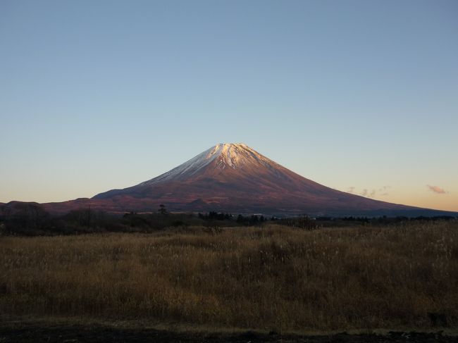 富士山を見に行くなら冬だと思います。<br /><br />理由は３つ。<br /><br />①雪を被っている<br />②はっきり見える（空気の澄んだ天気の良い日が多い）<br />③宿も道路も空いている<br /><br />外人向けの絵ハガキの富士山も、銭湯の壁の絵の富士山も雪を被っています。やはり見るなら雪をかぶった富士山が良いですね。冬の太平洋側はよく晴れます。夏の場合は晴れていても靄が掛かって綺麗に見えないことが多いですが、冬は綺麗に見える日が多いですね。しかも夏と違って観光客は少なく、ホテルは安くて選び放題。渋滞に巻き込まれることもありません。<br /><br />