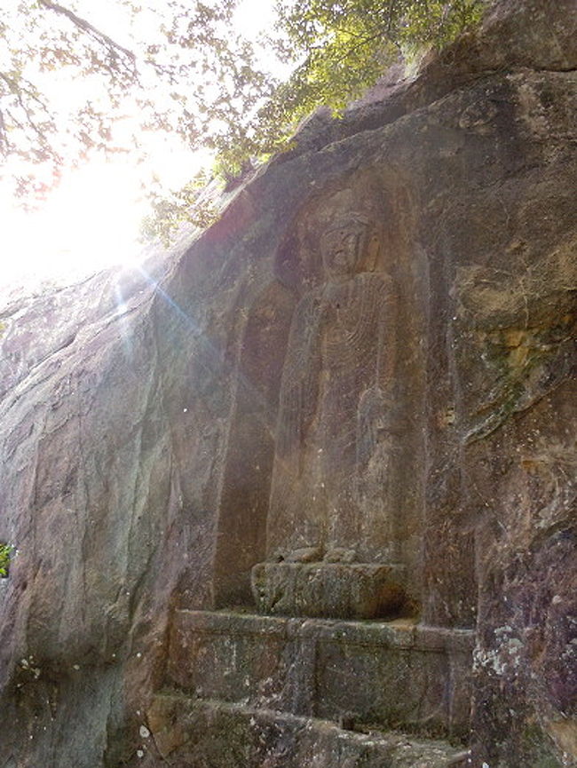 　ひとつの岩からなる巨大な山に、ひっそりと33体の仏様が刻まれていました。