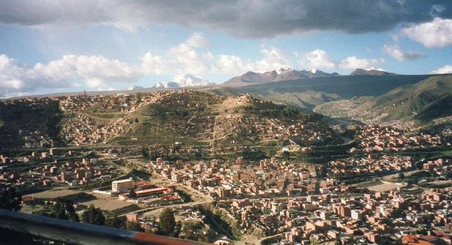 ボリビアの事実上の首都ラパス<br />富士山よりも高い位置にあるため空気はかなり薄い。<br />特に着いた初日は体が異常に重い。。<br />