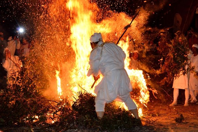 起源や由来が不明とされる伝統の火祭り「ケベス祭り」(国選択無形民俗文化財)が、毎年10月14日に国東市国見町櫛来の岩倉八幡社であります。<br /> 独特の面を着けたケベスと白装束の当場トウバが格闘を繰り広げ、飛び散る火の粉をかぶると無病息災がかなうとされる伝統行事です。<br /> 境内に積まれたシダに火がつけられると、笛や太鼓に合わせてケベスらが境内を歩き始めます。ケベスが庭火の中に飛び込もうとすると、当場トウバが押し戻し、3度目の突進で火の中に突入します。このやりとりが3回繰り返されます。<br /> ケベスが通算9回目の突進で火の中に入ると、今度は当場の男たちが燃えるシダの束を棒に刺し、参拝客の頭上に火の粉をまき散らしながら駆け回わります。<br />