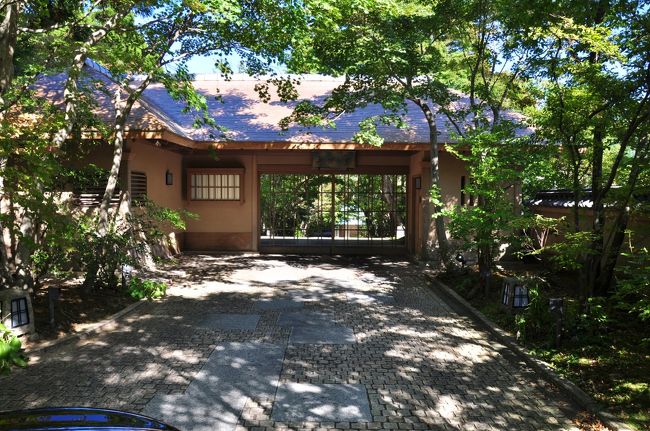 毎年、結婚記念日はどこかに行こうと決めており、色々探しているとお得なプランを見つけてしまいました。<br />それは、雲仙にある旅亭半水盧の【2人で10万円】のんびり夫婦旅行プランです。<br />普段はチェックインが15時に対して14時と1時間早く、チェックアウトは11時に対して12時と1時間遅く居られるのでのんびり出来ます。<br />半水盧は2回目ですが、前回の料理がとても美味しく温泉も濁っていて最高だった記憶があります。<br />今回も最高の1日になりそうな予感!<br /><br />※部屋が広すぎるので、前編と後編に分けました。
