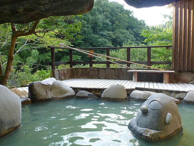 １０年前から行ってみたかった黒川温泉に泊まってきました。<br />移動は新幹線と定期バスです。<br /><br />１日目<br />土曜日夕、新幹線で博多へ。西鉄イン博多で前泊。<br />２日目<br />日曜日は朝９時に博多を出る黒川温泉行き直行バスに乗り約３時間。<br />黒川温泉到着後３時まで温泉街を散策、<br />黒川荘の離れ部屋・温もりの宿に泊まり温泉を満喫。<br />３日目<br />月曜日（祭日、最終日）は黒川温泉１１時３５分発九州横断バスに乗り、阿蘇で１時間半休憩と観光。熊本到着は渋滞のため１７時前。熊本から新幹線で岡山へ帰ってきました。<br /><br />半年前から計画した黒川温泉は機嫌良く堪能しましたが、博多でのホテルトラブル、阿蘇山では強風のため火山口見学できずと言った小トラブルが有りましたが、無事帰ってきました。<br />さすがに黒川温泉の泉質は最高でした。