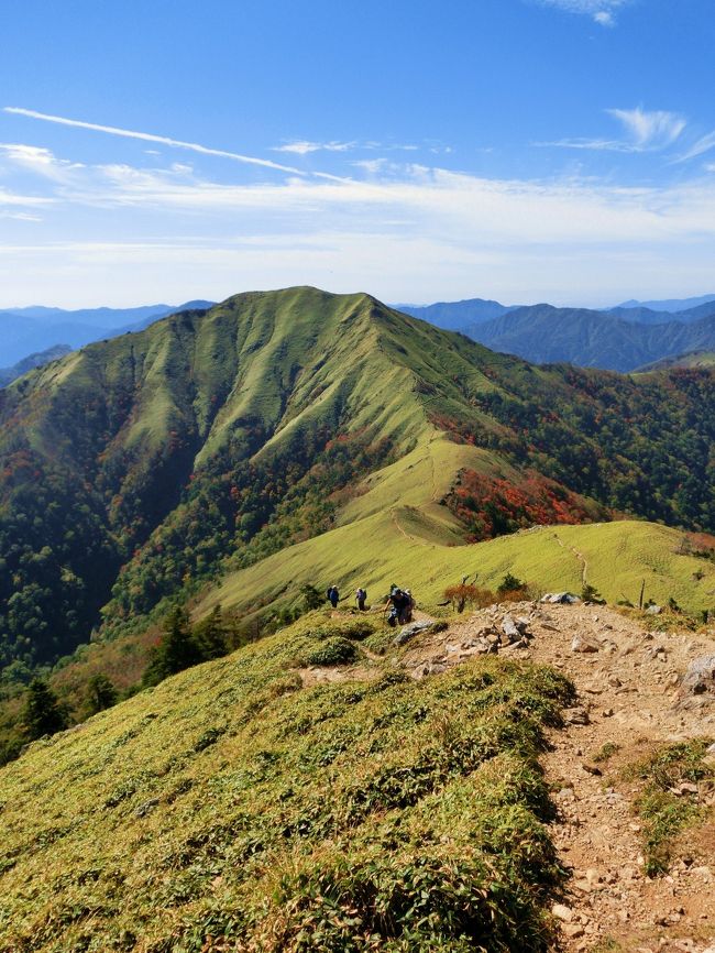 ご訪問をありがとうございます。<br /><br />大津の自宅から日帰りで、徳島の剣山に登ってきました。<br />車で片道5時間かかるので、登山なのかドライブなのか、どっちつかずの一日でした。<br /><br />この二日前に小遠見山に登ったばかり。<br />小遠見山も剣山もお天気に恵まれ、最高に気持ちのいいトレッキングが連続で楽しめました♪<br /><br /><br />剣山<br />標高　1955m<br />標高差 555m<br />歩行距離　約5.3km<br /><br />2012年登山記録<br />（旅行記としてアップしているもの）<br /><br />1/3大文字山<br />1/7綿向山<br />1/11朝熊ヶ岳<br />1/12経ヶ峰<br />2/4笹ヶ岳<br />3/3清水山<br />3/27蠑螺ヶ岳<br />4/17藤原岳<br />4/28西方ヶ岳・蠑螺ヶ岳<br />5/25北漢山<br />7/13大雪山旭岳 <br />7/26大谷山 <br />8/25三ノ峰 <br />9/17甲斐駒ヶ岳<br />9/18木曽駒ヶ岳<br />10/11小遠見山<br />10/13剣山