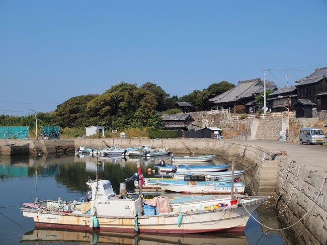 アートの島　佐久島を歩こう！前半　西港から上陸し黒壁の集落を歩く　青い空と青い海を見ながらおひるねハウスでのんびりする旅