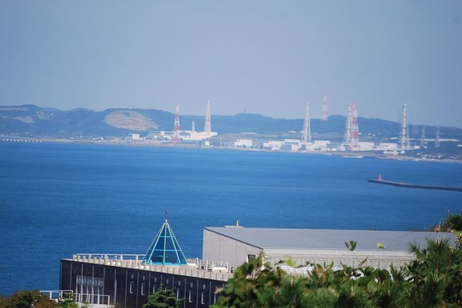 10月16日、上越市の需要家訪問前に米山サービスエリアで休憩し、日本海の彼方に佐渡島を見ることができた。<br />遠くには柏崎の原子力発電所を見ることができた。<br /><br /><br /><br />＊写真は米山サービスエリアから見られる柏崎刈羽原子力発電所