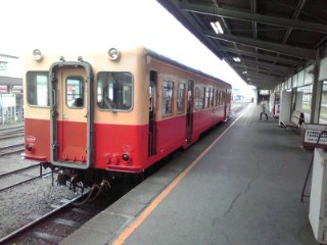 木更津駅からの帰り道<br />五井駅で思い切っておりてみた！<br />時間が早いんで！<br />やっぱりジーゼル気になる！<br /><br />五井駅で<br />一日乗り放題　１７００円<br />弁当　１５０円　天麩羅　２００円　　<br />キーホルダー小港鐵道バスライト　３５０円<br /><br />養老渓谷駅で<br />菓子パン　５０円　４０円　冠蕎麦　２００円<br />次の駅迄の切符（硬券）　１４０円<br />タオル二枚　２００円<br />東日本旅客鉄道休日おでかけパス　２６００円<br />合計　５６３０円<br /><br />何処の駅も　木造駅舎で長閑で　駅名看板が昔式で　車窓もいい！<br />養老渓谷駅では　歩いて２０分ところに　ここでも温泉があるというので興味あっあけど<br />強い雨が降り出してきてたので諦めた！　<br />　でも可愛い猫が数引きいて癒された！<br />　　　