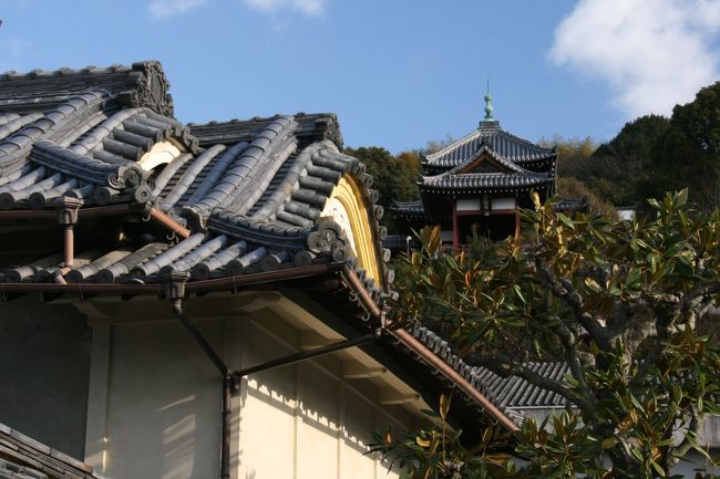 今回の旅の最終日竹原を楽しむことにした。、京都下鴨神社の荘園として栄えた歴史から「安芸の小京都」と呼ばれる竹原。以前娘君と１８きっぷを活用して既踏だがこの街並みを女房殿に見せてあげたいと強く思ったのも後押しした。竹鶴酒造に見られる黒壁漆喰と松坂邸の屋根の意匠と合わせての町は酒と製塩で栄えた見ごたえたっぷりの素敵な町である。ほぼ一年前の街歩きを今頃のアップで申し訳ございませんが、竹原は変わること無く私たちを迎えてくれるはずです。