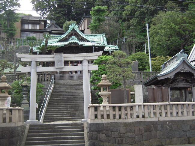 旧浦賀道に面した西叶神社（にしかのうじんじゃ、神奈川県横須賀市西浦賀）は養和元年（１１８１）、神護寺文覚上人が京都の石清水八幡宮より勧請創建されています。<br /><br />「叶神社」由緒としては文覚上人が源氏の再興を発願、治承年間（１１７７～１１８０）上総国・鹿野山に籠もり「源氏再興の本願が叶えられれば勝地を求め八幡の一社を建立、末永く祀る」との誓いをたてます。<br /><br />社伝によりますと文覚上人は法皇に神護寺再興の寄進を強要した罪で伊豆に配流、当地在住間同地に流刑となった源頼朝に源氏再興を鼓舞していた経緯があります。<br /><br />大願成就により社殿建立の地を求めたところ鹿野山の対岸の現在地に石清水八幡宮の神を祀ることになります。<br />文治２年（１１８６）源氏再興の大願が叶ったところから叶神社と称するようになっています。<br /><br />その後元禄５年（１６９２）江戸幕府の行政政策により、それまで一つであった浦賀村が東西に分割され、東岸にも同じ御祭神をと願う村民の信仰心強く、東浦和に叶明神を勧請しています。<br /><br />また江戸時代には下田から奉行所が当地に移転され、奉行に任ぜられた武士は代々叶神社を崇敬し、春秋２期の大祭には奉行自ら参詣し幣物を捧げることとなっていました。<br /><br /><br /><br />２０２２年７月１９日追記<br /><br />横須賀市作成の当該神社のホームページには下記のように紹介されています。<br /><br />『　西叶神社<br /><br />叶神社は養和元年（１１８１）文覚上人が京都の石清水八幡宮を勧請して造られました。<br /><br />平家の横暴ぶりを憤った文覚上人は源頼朝と源氏再興を願い、上人自ら治承年間、上総の国の霊山である野鹿山に参籠し修行を重ね、その本願が叶ったならば神社を建立し末永く祭祀することを誓いました。そして養和元年に大願成就の前兆を観じて、勝地を求め各地を遍歴した末に、野鹿山に相対する浦賀西岸の現在地に、社宇を建立し、文治２年（１１８６）源氏再興の大願叶ったところから、叶大明神と称するようになりました。<br /><br />現在の社殿は天保１３年に再興されたもので、本殿、幣殿は総檜造りで、その内部は悉く彩色され、本殿柱は金箔朱塗り、内部の科長草木の彫刻はすべて極彩色となって居り、扉は黒仕立蝋色塗、内面は金箔押しと云う華麗な装飾がなされている。<br /><br />拝殿は花鳥草木の透かし彫りのある格天井となっており七十四面ほどある、社殿四方の周囲の外部多くにも彫刻が施されている。これらの優れた彫刻は、当時名工と謳われた彫刻師、後藤利兵衛橘義光の作品である。このように、当時の最高に近い建築の技術の枠と彫刻の美を備えた社殿造営の工事費は、三千両と云う莫大な金額であったと言われ現在、叶神社の彫刻は横須賀市市民文化遺産に指定されています。』<br /><br /><br />また境内の掲示板には次の説明があります<br /><br />『　東西叶神社について<br /><br />元禄５年（１６９２）、江戸幕府の行政政策により、浦賀は東西の浦賀村に別けられた。行政区分の分離は、それなりに各の村意識を生じさせるのであって、総鎮守は西岸に所在していたから、長い間、その氏子として、叶神社の神徳を仰ぎ戴いてきたことにより、東岸にも今まで通り、同じ御神徳をと願う信仰心が、分霊祭祀となった。』