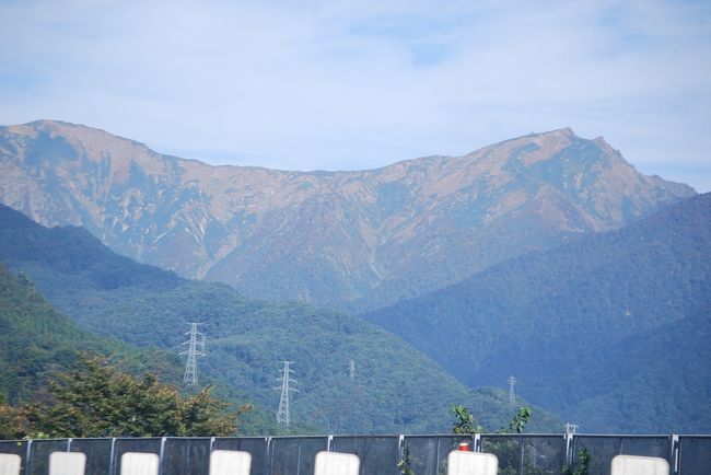 10月16日、午前9時半頃に谷川岳PA付近を通る前より見られる谷川岳を写真撮影した。<br /><br /><br /><br />＊写真は谷川岳連峰<br /><br />右端の双耳峰が谷川岳