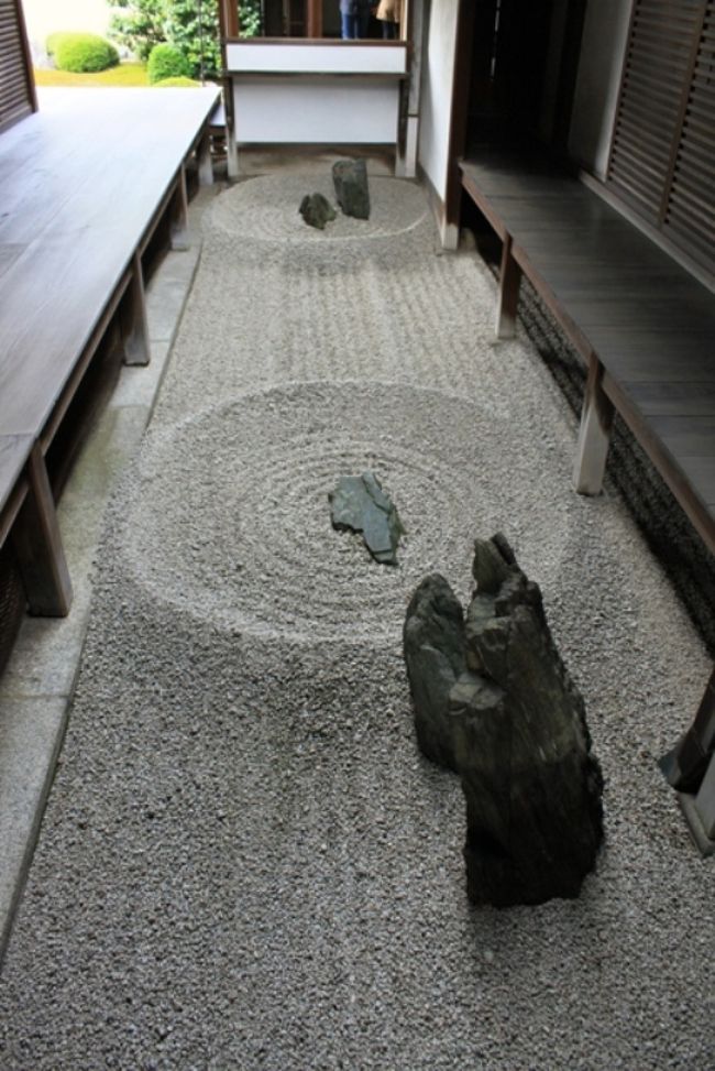 京都の禅の寺を巡ります。<br /><br />妙心寺で禅の世界に触れ、大徳寺の塔頭で<br />素敵なお庭を堪能してきました。<br /><br />今年から茶道を習い出して<br />禅の世界を知りました。<br />とても興味が湧いてきて、<br />本で知った妙心寺での大衆禅堂に参加してみました。<br /><br />妙心寺で毎週土曜日の夕方から<br />日曜日の朝まで行われている大衆禅堂は<br />本格的な禅の修行に<br />一般の人が参加できる貴重な場所だそうです。<br />ここで私は、本当に貴重な体験をさせて頂きました。<br />2日目には、大好きな京都探訪をしてきました。