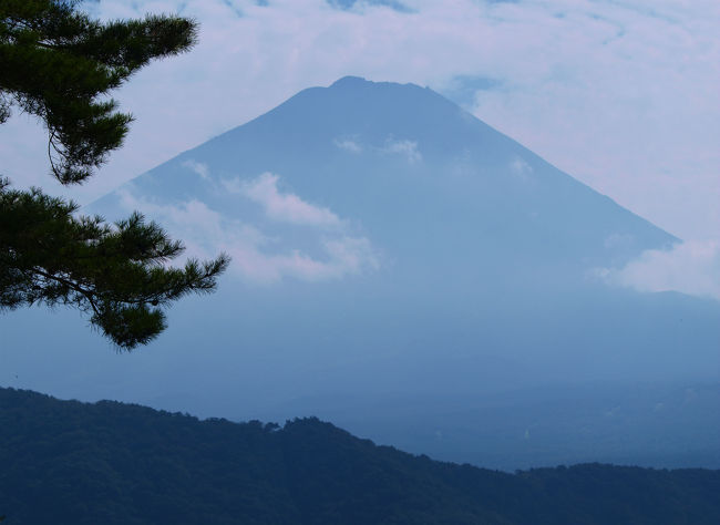 富士山が見たいな。。<br /><br />コスモスも咲いているだろう<br /><br />思い出して <br /><br />西湖の畔の いやっしの里 根場へ 車を走らせました。<br /><br />西湖いやしの里 根場<br />http://www.fujisan.ne.jp/iyashi/<br /><br />山梨県南都留郡河口湖町西湖根場2710<br /><br />義臣旅記<br /><br />復元できたばかりの頃の旅記です<br /><br />合わせてご覧ください<br /><br />2006 四季の花咲く 茅葺の里 根場−1<br />http://4travel.jp/traveler/jiiji/album/10095427/<br />2006 四季の花咲く 茅葺の里 根場ー2<br />http://4travel.jp/traveler/jiiji/album/10095672/<br />2006 四季の花咲く 茅葺の里 根場ー3<br />http://4travel.jp/traveler/jiiji/album/10095427/
