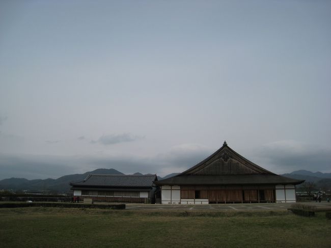 ２０１１年４月２日、丹波篠山へドライブに行ってきました。<br /><br />丹波篠山は兵庫県中央部の山間にある町で、篠山藩の城跡や明治から大正にかけて建てられた妻入商家群が残っています。<br /><br />訪れた日は、城跡周辺でさくらまつりが開催されていて、丹波焼の窯元が協力しあって、陶器を販売するテント村を出していました。