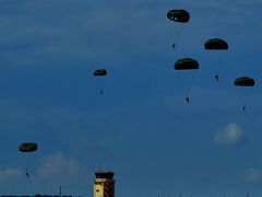 横田基地e  戦術輸送機Ｃ-130 ～パラシュート降下～　☆着陸まで見届け