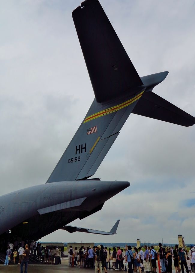 C-17は、マクドネル・ダグラス(現ボーイング)社が製造しアメリカ空軍が保有・運用する、主力の軍用大型長距離輸送機である。愛称はグローブマスターIII(Globemaster III) 。C-17はC-5戦略輸送機に近い大型貨物の長距離空輸能力と、C-130戦術輸送機並みの短滑走路での離着陸が可能な性能を持つ大型輸送機である。<br /><br />アメリカ陸軍のすべての装甲戦闘車両と航空機の搭載が可能で、C-5戦略輸送機の最大ペイロードの65%近くとなる77トンの貨物搭載ができる。<br /><br />アメリカ空軍では研究開発機を除く、203機すべてのC-17が航空機動軍団(Air mobility command、AMC)に配属されているほか、平和維持活動や人道支援による軍の海外派遣が世界的に増えたことからその長距離・大型輸送能力が評価され、他国でも採用が広がりつつある。<br /><br />多くの軍用輸送機と同じく高翼配置の主翼にターボファンエンジンを4基搭載し、T型尾翼となっている。翼端にはウィングレットを装備している。また、19tまでの低高度パラシュート抽出システム(LAPES)に対応している。<br />(フリー百科事典『ウィキペディア(Wikipedia)』より引用)<br /><br />U-2はロッキード社の開発チーム・スカンクワークスが同社のF-104をベースに開発し、アメリカ空軍とCIAに採用された高高度偵察機。初飛行は1955年。公式ではないが、ドラゴンレディ(Dragon Lady)という愛称がある。また、その塗装から「黒いジェット機」の異名もある。<br /><br />U-2は細長い直線翼を備え、高度25,000m(約82,000ft)もの高高度を飛行し、偵察用の特殊なカメラを積み、冷戦時代はソ連など共産圏の弾道ミサイル配備状況をはじめとする機密情報を撮影した。<br /> (フリー百科事典『ウィキペディア(Wikipedia)』より引用)<br /><br />日米友好祭2012 JAPANESE-AMERICAN FRIENDSHIP FESTIVAL.YOKOTA AB <br /> 2012年8月18日(土)・19日(日)開門時間 9:00〜20:00 <br />在日米空軍横田基地がホストネーションである日本の方々に、基地の一部を開放し、交流を通じて友好と基地の任務の理解を深めて頂くための一大イベントです。イベント開催中は、飛行機の地上展示、横田基地所属機による飛行展示、音楽バンドのステージ演奏、食べ物やグッズ、ゲームの露店などを会場内でお楽しみ頂けます。(http://www.fussakanko.jp/pb0202.html より引用)<br /> <br />在日アメリカ空軍横田基地については・・<br />http://www.yokota.af.mil/<br /><br /> 横田飛行場は、東京都多摩地域中部にある飛行場。在日アメリカ空軍と航空自衛隊の横田基地(Yokota Air Base)が設置されている。<br /><br />福生市・西多摩郡瑞穂町・武蔵村山市・羽村市・立川市・昭島市(構成面積順)の5市1町にまたがる、沖縄県以外の日本では最大のアメリカ空軍基地であり、事実上、日本の行政権の及ばない治外法権地区である。沖縄県の米軍基地のように民有地がなく、そのほとんどが国有地で占められている。<br /><br />在日米軍司令部及び第5空軍司令部が置かれている極東における主要基地であり、極東地域全体の輸送中継ハブ基地(兵站基地)としての機能を有している。2012年3月からは、移転再編された航空自衛隊の航空総隊司令部なども常駐するようになり、日米両国の空軍基地となった。<br />(フリー百科事典『ウィキペディア(Wikipedia)』より引用)<br /><br />