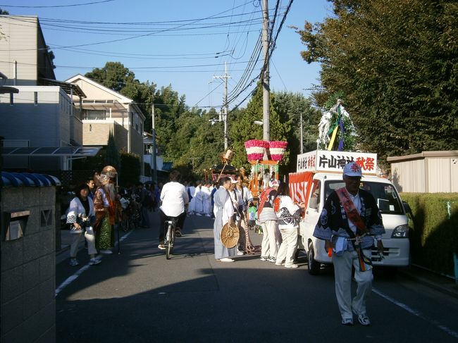 吹田駅近くの片山商店街を車で走っていると、「片山神社 秋祭 神幸式行列のため駐車しないようご協力を」という内容の看板があちこちに立っています。<br /><br />面白そうなので、用をすませて、カメラを取りに戻り、それから片山神社にやってきました。<br /><br />片山神社の秋祭は、新しい感じの祭りで、子供が小型の山車や神輿を引っ張るプチ祭りでした。<br /><br />それでも行列と一緒に歩いてみると、ちょっとワクワクした気持ちになります。<br /><br />【写真は、小休止から神幸式行列が出発するところです。】