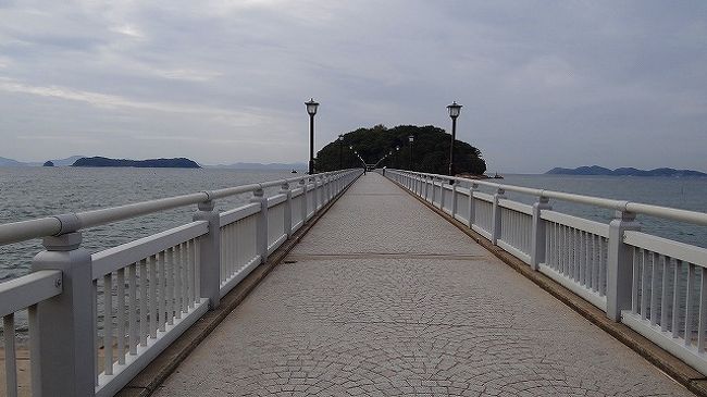 三河湾に浮かぶ小さな島・・・竹島は、島全体が神域で、その対岸が竹島公園になっていました。<br /><br />今では、竹島まで橋が架かっていて、自由に行き来できます。<br /><br />竹島公園の近くに広い駐車場があり、其処に車を停めて竹島まで徒歩で渡ることもできます。<br /><br />ワシは、日本列島を歩いて往復した後なので、ここは竹島まで渡らず手前の公園内だけを散策しました。<br /><br />サイト<br />http://www.pref.aichi.jp/0000009969.html