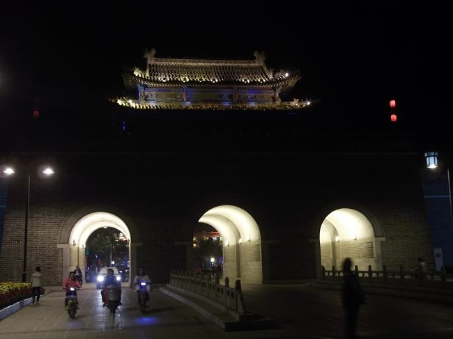 中国、山東省に行ってきました。<br />5日間の旅です。<br />山東省では、泰山と曲阜に訪れました。<br />旅の3日目、曲阜を訪れました。<br />曲阜では、孔廟、孔府、孔林を見てきました。<br /><br /><br />旅の旅程<br /> 9月14日 茨城→上海→(車中泊)<br /> 9月15日 →泰山<br />●9月16日 泰山→曲阜<br />●9月17日 曲阜→上海<br /> 9月18日 上海→茨城<br /><br />旅費 航空券 28880円(燃油+税込み)<br /> 寝台列車 上海→泰山 (硬臥上) 201元<br /> 列車 泰山→曲阜 (硬座) 19元 <br /> 食費 1万円程度<br /> 宿 80元+120元+4000円(ネット予約) <br />