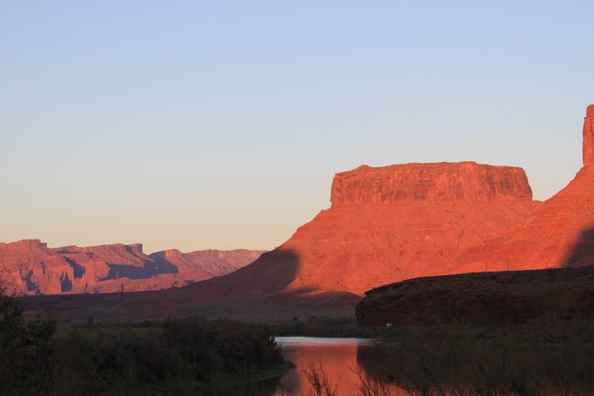 ２年ぶりにグランドサークルの旅に行ってきました。<br />今回はArches National Park(以下NP）とCanyonlands NPの２つの国立公園、Colorado National Monument、Dead Horse Point State Parkを回ってきました。<br />ArchesとCanyonlandsの国立公園は５年前に１度訪問しているのですが、その時あまりにも心残りが多かったため再訪問しました。<br />また今回は初めてコロラド州（といってもI-70のFruitaまで、州境を超えてすぐ）にも足を伸ばしました。<br />滞在時間を増やすため、行き帰りの航空機はDELTA航空の羽田便を選択。<br /><br />【旅程】<br />□9/14（金）　羽田→（日付変更線）→LAX　LA宿泊<br />□9/15（土）　LAX→SLC（Salt Lake City）→Fruita（CO）泊<br />■9/16（日）　Colorado NM→Moab泊<br />□9/17（月）　Arches NP<br />□9/18（火）　Canyonlands NP（Needles）<br />□9/19（水）　Canyonlands NP（Islands In The Sky）→Arches NP<br />□9/20（木）　Dead Horse Point 州立公園→Las Vegas泊<br />□9/21（金）　Las Vegas観光<br />□9/22（土）〜9/24（月）　Las Vegas観光　LAS→LAX→羽田<br /><br /><br />Colorado州からUtah州に戻り、UT-128をドライブします。<br />UT-128は国立公園に負けないほどの絶景が続きます。<br /><br />本日の宿はコロラド川沿いにあるRed Cliffs Lodge。値段は少し高めでしたが、景色・食べ物とも大満足の宿でした。