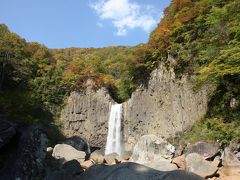 日本の滝100選・紅葉の「苗名滝」