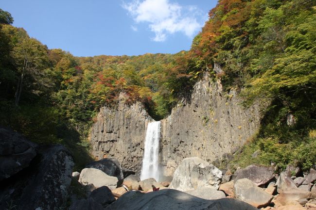 今年の異常とも云える、猛暑8月、避暑に訪ねた新潟県妙高高原「苗名滝」を今度は待ち侘びた紅葉見物に行って参りました！<br />＊夏には行けた滝、手前の吊り橋は工事中に付き、通行止めとなっていました。期間、詳細不明・・従って、向かって左側の山道（関川、右岸）を登る・・