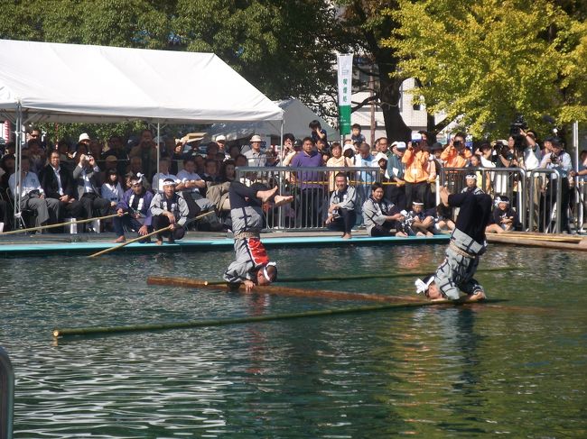 昔角のりの映像を見て貯水池のようなところで行っていると思いました。イベントなのか行ったのは公園の水たまりのような池でした。角のりの同じような写真ばかりでごめんなさい。ただ一枚ごとクチコミを作り冊数を稼ぐでもないので、微妙に演じる人や技が変わっているのでご容赦を。