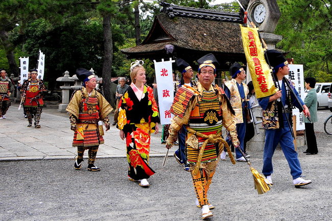 開催日：2012年10月14日（日）2:30〜15:00、<br />開催場所：長浜市街地一帯<br />長浜市の秋の風物詩に数えられる<br />『長浜出世まつり（豊公まつり）』が開催されました。<br />賤ヶ岳の合戦での凱旋を表現した秀吉公や<br />賤ヶ岳七本槍などの武者行列・稚児行列が和やかに行なわれた。<br />行列は、12:30＝豊国神社を出発、12:35＝北国街道の札の辻<br />更に南へ、豊公まつり武者行列、今年は南回りへ<br />2012「豊公まつり」 前半<br />http://4travel.jp/traveler/isazi/album/10719453/<br /><br />2012「豊公まつり」 後半は<br />13:25＝神明神社、13:35＝妙法寺、<br />13:50＝長浜八幡宮へと練り歩きました、<br /><br /><br />３年前に来た時は、北回りなので<br />日　　程　　　2009年10月11日（日）<br />会　　場　　　長浜市街地商店街一帯<br />「豊公まつり」前編<br />http://4travel.jp/traveler/isazi/album/10388804/<br />『豊公まつり』後編<br />http://4travel.jp/traveler/isazi/album/10388807/