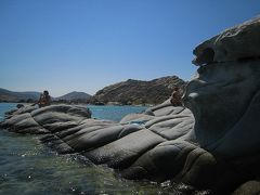 ギリシャ　キクラデス諸島　パロス島　～港町ナウサからポンポン船でクルーズ　＆　Kolymbithres ビーチ編～