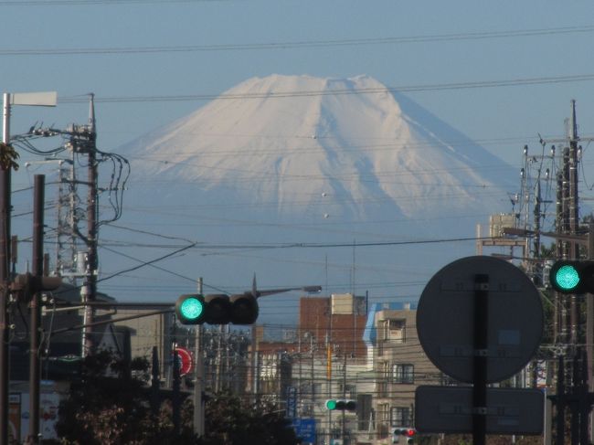 10月24日、午前7時33分頃に上福岡駅から素晴らしい富士山が見られた。　昨夜の雨が上がり、高気圧に覆われて素晴らしい晴天のためにこの秋一番の素晴らしい富士山が見られた。<br /><br /><br /><br /><br />＊写真は素晴らしい富士山