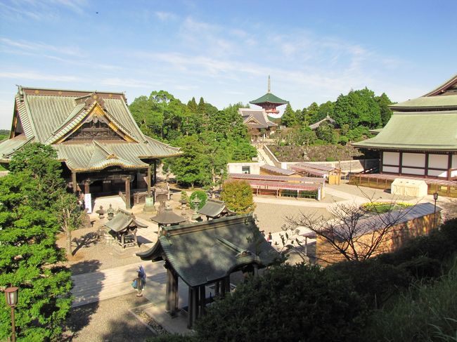 成田山新勝寺は、天慶3年(940年)に寛朝大僧正により、東国鎮護のお寺として開山されています。本尊は不動明王で、真言宗智山派の大本山です。戦国時代には寂れたお寺となっていましたが、江戸時代の元禄期に歌舞伎役者の市川団十郎が成田不動に帰依し、「成田屋」の屋号で芝居を打ったことから、江戸庶民の人気となり、成田参りが盛んになり、娯楽として定着していきました。こうして成田には、多くの江戸庶民が参拝に訪れ新勝寺の門前町としてお土産屋や茶店、旅籠が並び、大いに賑わいました。現在では、正月三が日には約300万人、年間約1000万人もの参拝客が訪れます。<br /><br />表参道に入って来ると、江戸時代にタイムスリップしたような錯覚に陥ります。長命泉の滝沢本店、羊羹の米屋総本店、漢方薬局の下田康生堂、おせんべいの林田本店、竹細工の藤原商店、うなぎの川豊本店、鉄砲漬の川村佐平治商店など、お土産屋を始め、食堂、お休み処、旅館などが、参道を埋め尽くします。新しい総門をくぐり、階段を登ると仁王門です。阿吽の金剛像が境内を守ります。さらに階段を登ると大本堂が目の前に、大本堂では毎朝、護摩祈祷が行われており、一般の人も参加できます。大本堂に参拝した後は、三重塔、釈迦堂、光明堂、平和大塔、成田山公園、出世稲荷神社と巡り、成田山新勝寺を後にしました。<br /><br />2012/10/26 第1版<br />2014/02/07 第2版<br />2018/01/15 第3版