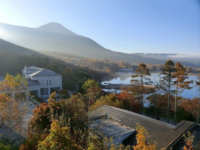 10月26日（金）の朝、部屋のカーテンを開けると外は雲１つない快晴、数日前に蓼科山の山頂に積もった雪は消えている。明日は自宅に帰るので蓼科山登山は今日しかない。迷わず決行！<br /><br />写真：ホテルアンビエント蓼科の部屋から見た朝の蓼科山と女神湖<br /><br />私のホームページ『第二の人生を豊かに―ライター舟橋栄二のホームページ―』に旅行記多数あり。<br />http://www.e-funahashi.jp/<br />